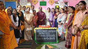 जमीन पर बैठकर बच्चों संग खेले अरुण साव