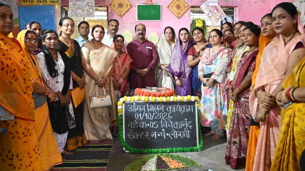 जमीन पर बैठकर बच्चों संग खेले अरुण साव जमीन पर बैठकर बच्चों संग खेले अरुण साव