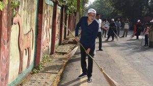 गांधी जयंती पर राज्यपाल डेका ने चलाया स्वच्छता अभियान, खुद की साफ-सफाई