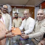 मुख्यमंत्री ने गांधी जयंती पर खादी आश्रम से की खरीदारी