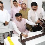 गांधी जयंती पर खादी ग्रामोद्योग भवन पहुंचे CM यादव, चरखा चलाकर दिया स्वदेशी का संदेश गांधी जयंती पर खादी ग्रामोद्योग भवन पहुंचे CM यादव, चरखा चलाकर दिया स्वदेशी का संदेश