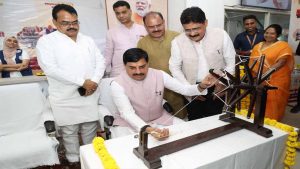 गांधी जयंती पर खादी ग्रामोद्योग भवन पहुंचे CM यादव, चरखा चलाकर दिया स्वदेशी का संदेश गांधी जयंती पर खादी ग्रामोद्योग भवन पहुंचे CM यादव, चरखा चलाकर दिया स्वदेशी का संदेश