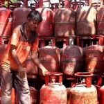 PNG नीति के विरोध में उतरे LPG वितरक, दिल्ली के CBD ग्राउंड में 2 से 4 हजार लोगों के जुटने की आशंका PNG नीति के विरोध में उतरे LPG वितरक, दिल्ली के CBD ग्राउंड में 2 से 4 हजार लोगों के जुटने की आशंका