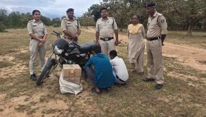 आबकारी ने तीन अलग अलग स्थानों से मोटरसाइकिल सहित चार आरोपियों से अवैध शराब पकड़ी