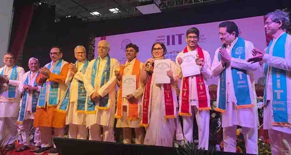 IIT BHU के 15वें दीक्षांत समारोह में मेधावियों का सम्मान, कुमार मंगलम बिड़ला ने प्रदान किए 124 पदक