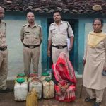 आबकारी ने कल्दा में भारी मात्रा में कच्ची शराब और महुआ लाहन पकड़ा आबकारी ने कल्दा में भारी मात्रा में कच्ची शराब और महुआ लाहन पकड़ा