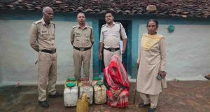 आबकारी ने कल्दा में भारी मात्रा में कच्ची शराब और महुआ लाहन पकड़ा आबकारी ने कल्दा में भारी मात्रा में कच्ची शराब और महुआ लाहन पकड़ा