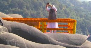 स्टैच्यू ऑफ यूनिटी पहुंचे पीएम मोदी, सरदार पटेल को दी श्रद्धांजलि; विकास परियोजनाओं की रखी आधारशिला स्टैच्यू ऑफ यूनिटी पहुंचे पीएम मोदी, सरदार पटेल को दी श्रद्धांजलि; विकास परियोजनाओं की रखी आधारशिला