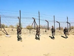 भारत-पाक सीमा पर सुरक्षा होगी मजबूत, बाखासर से तनोट तक तारबंदी के साथ बनेगी डामर सड़क भारत-पाक सीमा पर सुरक्षा होगी मजबूत, बाखासर से तनोट तक तारबंदी के साथ बनेगी डामर सड़क