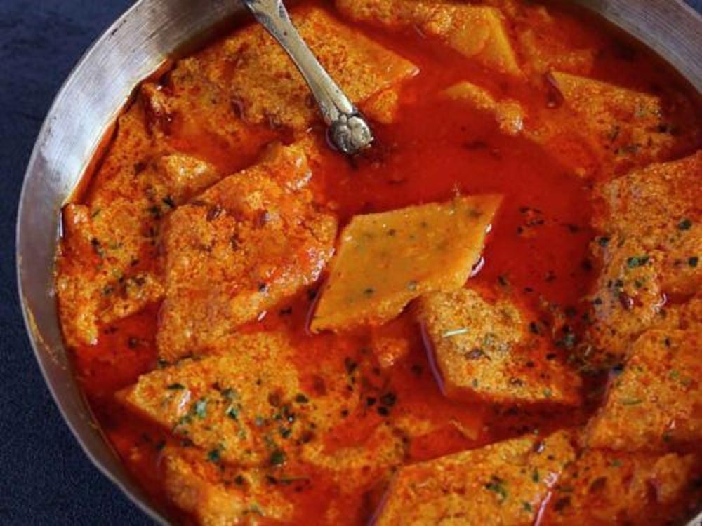 राजस्थानी पितौड़ की सब्जी: घर में हरी सब्जी नहीं तो बेसन से बनाएं स्वादिष्ट शाही डिश राजस्थानी पितौड़ की सब्जी: घर में हरी सब्जी नहीं तो बेसन से बनाएं स्वादिष्ट शाही डिश