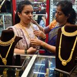 Gold Price Today: ग्लोबल बाजार में सोना 3.4% फिसला, भारत में 22 और 24 कैरेट के नए रेट जारी Gold Price Today: ग्लोबल बाजार में सोना 3.4% फिसला, भारत में 22 और 24 कैरेट के नए रेट जारी