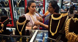 Gold Price Today: ग्लोबल बाजार में सोना 3.4% फिसला, भारत में 22 और 24 कैरेट के नए रेट जारी Gold Price Today: ग्लोबल बाजार में सोना 3.4% फिसला, भारत में 22 और 24 कैरेट के नए रेट जारी