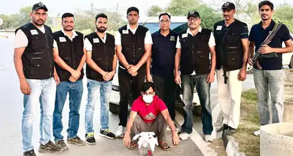 हिसार में पकड़ा गया 5 लाख का इनामी बदमाश, पंजाब के शोरूम मालिक हत्याकांड में था शामिल हिसार में पकड़ा गया 5 लाख का इनामी बदमाश, पंजाब के शोरूम मालिक हत्याकांड में था शामिल