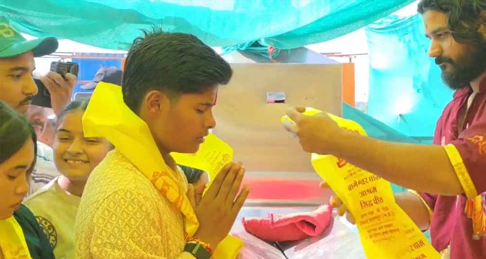 गोल्ड जीतने के बाद बागेश्वर धाम पहुंचीं क्रिकेटर क्रांति गौड़, धीरेंद्र शास्त्री से मिलीं