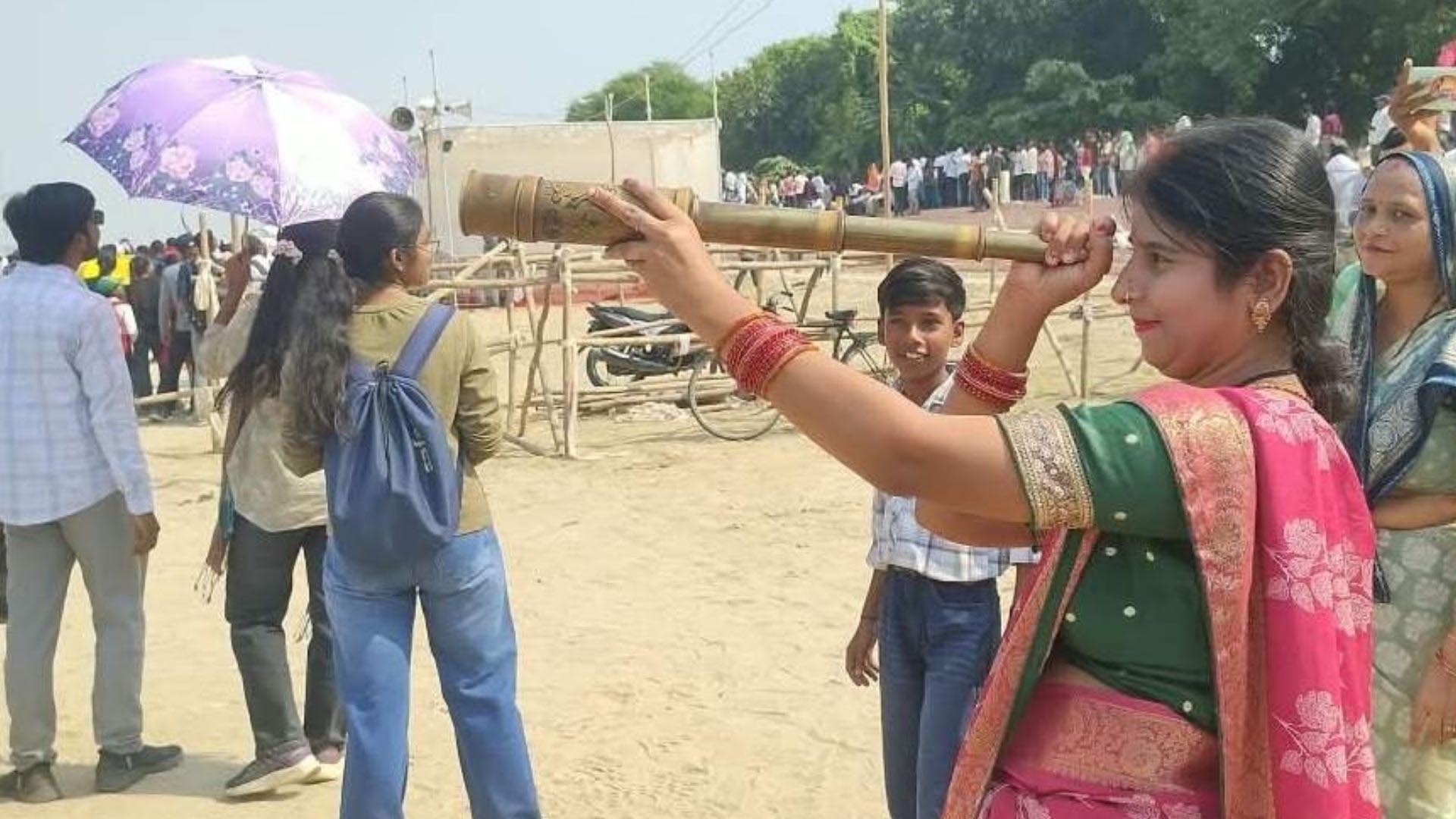 काशी में एयर शो का रोमांच, गंगा तट पर 5 लाख से ज्यादा दर्शक जुटे; 80 वर्षीय बुजुर्ग ने भी पूरी की हसरत काशी में एयर शो का रोमांच, गंगा तट पर 5 लाख से ज्यादा दर्शक जुटे; 80 वर्षीय बुजुर्ग ने भी पूरी की हसरत