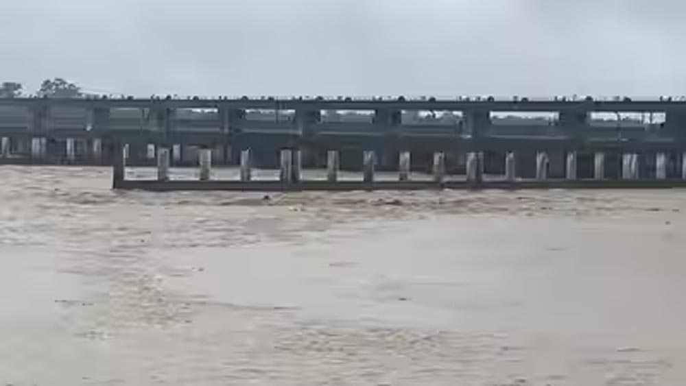 बिहार में बाढ़ का खतरा टला? गंडक बराज से पानी का डिस्चार्ज घटा, तटवर्ती लोगों ने ली राहत की सांस