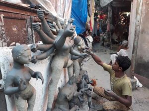 मां दुर्गा की मूर्ति बनाने में इस्तेमाल होती है सोनागाछी की मिट्टी? जानें क्या है ‘पुण्य माटी’ का रहस्य मां दुर्गा की मूर्ति बनाने में इस्तेमाल होती है सोनागाछी की मिट्टी? जानें क्या है ‘पुण्य माटी’ का रहस्य