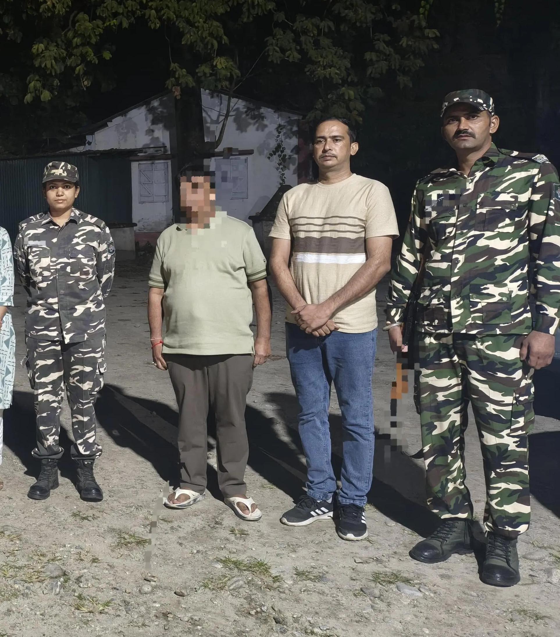 बिहार के रास्ते नेपाल ले जाई जा रही थीं नाबालिग लड़कियां, SSB ने दो आरोपियों को पकड़ा बिहार के रास्ते नेपाल ले जाई जा रही थीं नाबालिग लड़कियां, SSB ने दो आरोपियों को पकड़ा