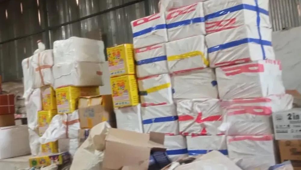 दीपावली से पहले पुलिस की बड़ी कार्रवाई, 250 से अधिक पटाखों के कर्टन जब्त दीपावली से पहले पुलिस की बड़ी कार्रवाई, 250 से अधिक पटाखों के कर्टन जब्त