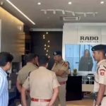 टोंक रोड पर फिल्मी अंदाज में चोरी, चादरें लगाकर Rado शोरूम से लाखों की घड़ियां ले गए चोर टोंक रोड पर फिल्मी अंदाज में चोरी, चादरें लगाकर Rado शोरूम से लाखों की घड़ियां ले गए चोर