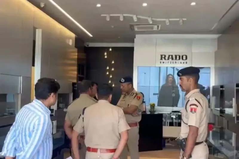 टोंक रोड पर फिल्मी अंदाज में चोरी, चादरें लगाकर Rado शोरूम से लाखों की घड़ियां ले गए चोर