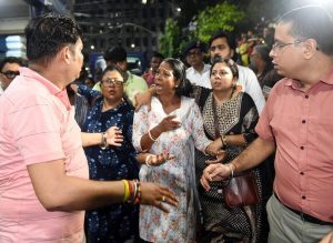 दुर्गा पूजा पंडाल में हादसे के बाद सख्ती, भीड़ प्रबंधन और निकासी मार्गों की होगी जांच दुर्गा पूजा पंडाल में हादसे के बाद सख्ती, भीड़ प्रबंधन और निकासी मार्गों की होगी जांच