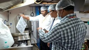 पटना के रेस्टोरेंट्स में खाद्य सुरक्षा विभाग की छापेमारी, पिस्ता हाउस और पाइरेट्स ऑफ ग्रिल में मिलीं खामियां