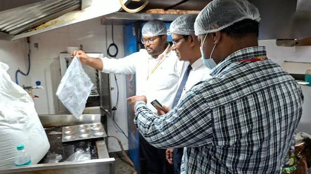 पटना के रेस्टोरेंट्स में खाद्य सुरक्षा विभाग की छापेमारी, पिस्ता हाउस और पाइरेट्स ऑफ ग्रिल में मिलीं खामियां