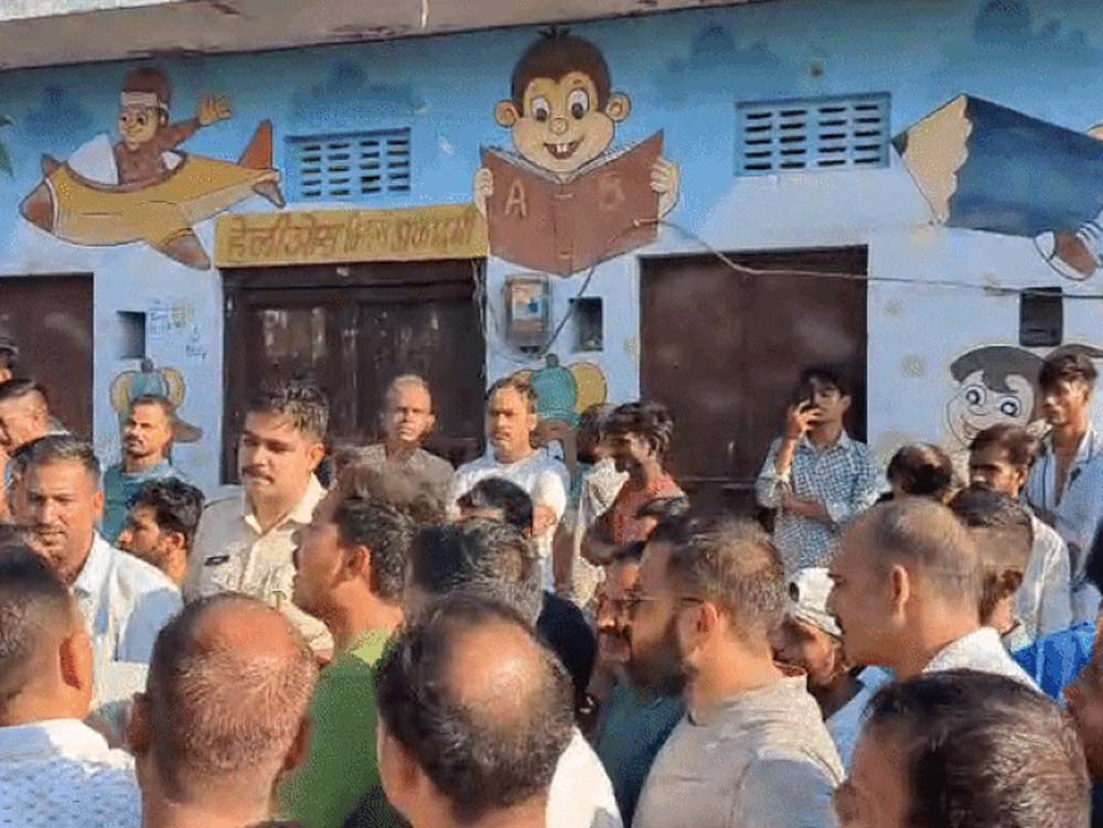 सड़क हादसे में महिला की मौत के बाद बवाल, भीड़ ने ट्रक चालक को पकड़ा और केबिन फूंका