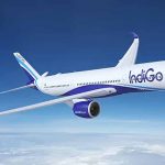 महंगा हुआ IndiGo का हवाई सफर, घरेलू फ्लाइट्स पर ₹375 से ₹1,300 तक बढ़ा फ्यूल चार्ज
