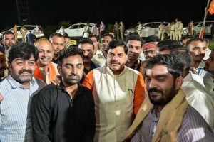 बरेला में सड़क किनारे चाय की दुकान पर रुके CM डॉ. यादव, सास-बहू के ढाबे पर भी पहुंचे