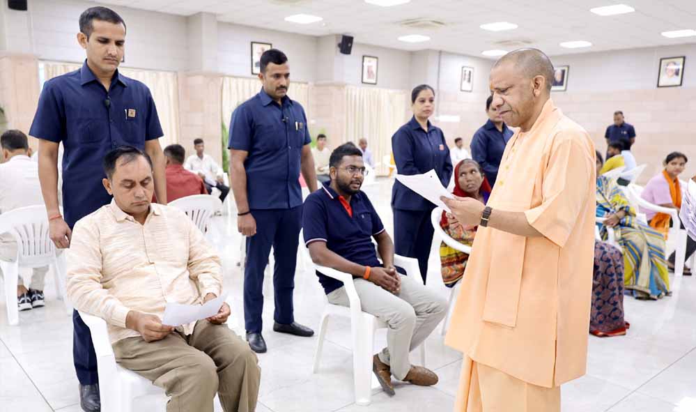 पीड़ित की संतुष्टि सरकार का ध्येय, प्रशासन हर उचित समस्या का कराए समयबद्ध निस्तारण: सीएम योगी पीड़ित की संतुष्टि सरकार का ध्येय, प्रशासन हर उचित समस्या का कराए समयबद्ध निस्तारण: सीएम योगी