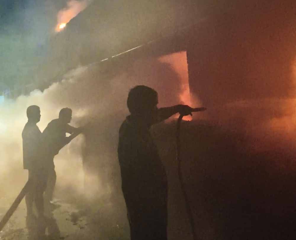 पानीपत में शॉर्ट सर्किट से फैक्ट्री में अग्निकांड, त्योहार पर परिवार की खुशियां मातम में बदलीं पानीपत में शॉर्ट सर्किट से फैक्ट्री में अग्निकांड, त्योहार पर परिवार की खुशियां मातम में बदलीं