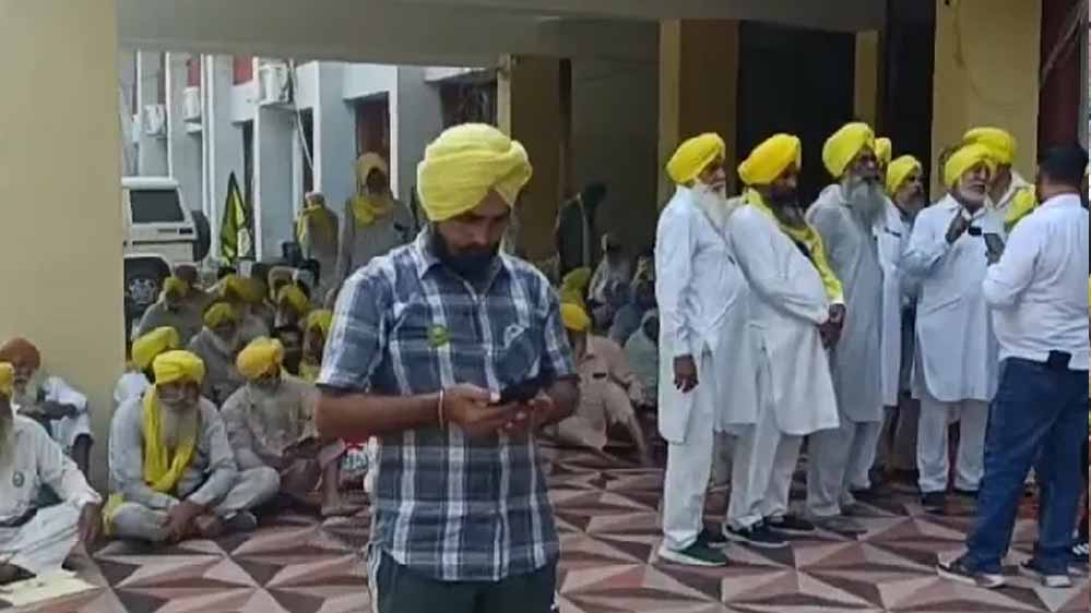 पंजाब में किसानों का बड़ा प्रदर्शन, बठिंडा-मानसा में प्रशासनिक दफ्तरों पर लगाया ताला