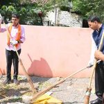 बलौदाबाजार में राजस्व मंत्री टंक राम वर्मा ने हाथों में उठाई झाड़ू