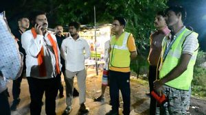 कवर्धा-बेमेतरा मार्ग पर पशुओं को देख भड़के डिप्टी CM विजय शर्मा, अधिकारियों को लगाई फटकार कवर्धा-बेमेतरा मार्ग पर पशुओं को देख भड़के डिप्टी CM विजय शर्मा, अधिकारियों को लगाई फटकार