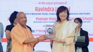 मुख्यमंत्री योगी आदित्यनाथ ने वाराणसी के रुद्राक्ष कन्वेंशन सेंटर में किया आबे मेमोरियल कॉरिडोर के उद्घाटन
