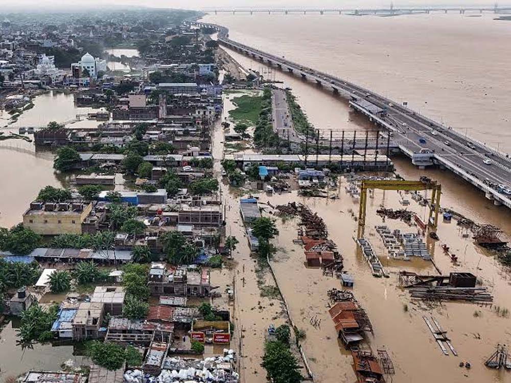बिहार में बाढ़ से हाहाकार! गंडक समेत कई नदियां उफान पर, 20 की मौत; 19 टीमें राहत-बचाव में जुटीं