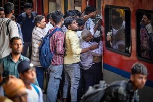 दिल्ली से बिहार जाना हुआ महंगा, कन्फर्म टिकट नहीं मिलने पर बसों का सहारा; जानें कितना है किराया दिल्ली से बिहार जाना हुआ महंगा, कन्फर्म टिकट नहीं मिलने पर बसों का सहारा; जानें कितना है किराया