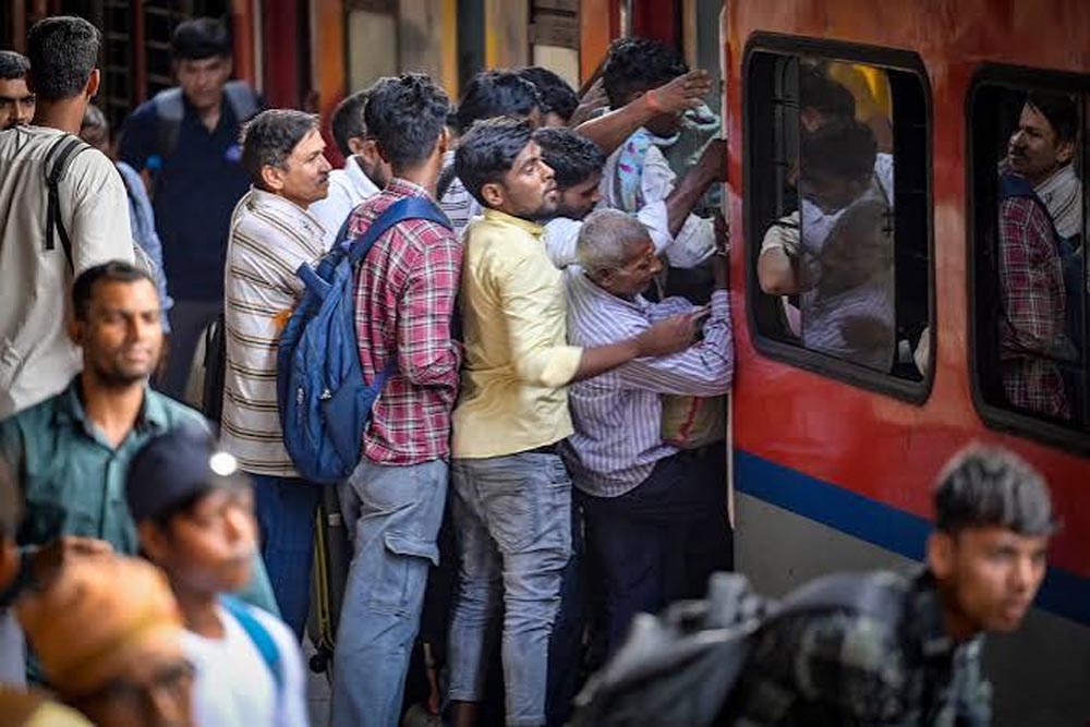 दिल्ली से बिहार जाना हुआ महंगा, कन्फर्म टिकट नहीं मिलने पर बसों का सहारा; जानें कितना है किराया