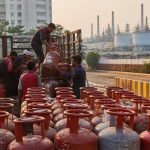 महंगे कच्चे तेल से तेल कंपनियों की बढ़ी मुश्किलें, LPG बिक्री पर HPCL को ₹500 करोड़ का घाटा