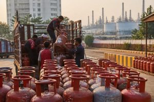 महंगे कच्चे तेल से तेल कंपनियों की बढ़ी मुश्किलें, LPG बिक्री पर HPCL को ₹500 करोड़ का घाटा