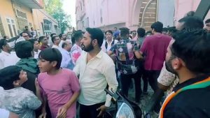बीकानेर के केला गांव में सरपंच चुनाव के बाद हिंसा, पथराव में कई पुलिसकर्मी घायल; भारी फोर्स तैनात बीकानेर के केला गांव में सरपंच चुनाव के बाद हिंसा, पथराव में कई पुलिसकर्मी घायल; भारी फोर्स तैनात