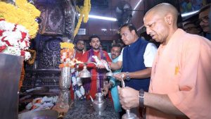 CM योगी और हिमंता बिस्वा सरमा ने काशी में किए बाबा विश्वनाथ और काशी कोतवाल के दर्शन