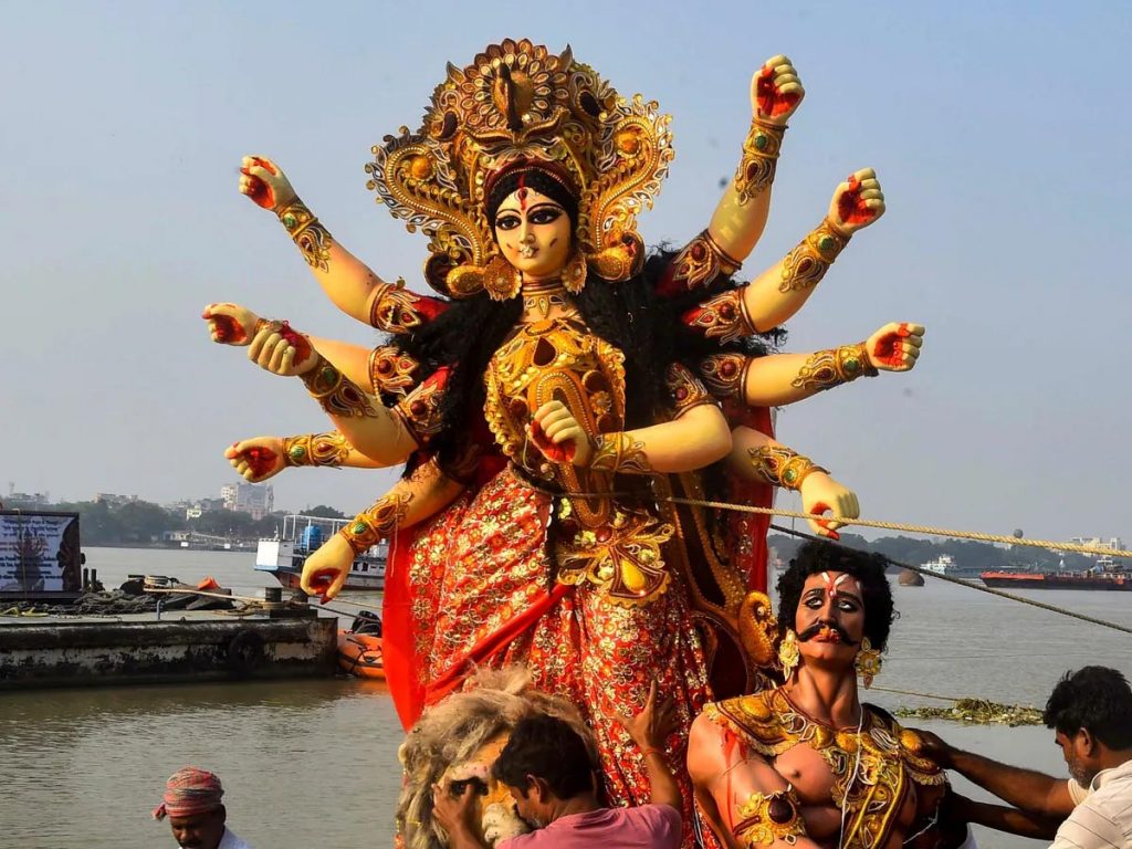दुर्गा विसर्जन जुलूस पर अंडा फेंकने का आरोप, हैदराबाद में सड़कों पर उतरे लोग दुर्गा विसर्जन जुलूस पर अंडा फेंकने का आरोप, हैदराबाद में सड़कों पर उतरे लोग