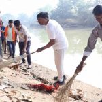 वन मंत्री केदार कश्यप ने लोगों के साथ चलाया सफाई अभियान, मारकंडी नदी घाट और प्राकृतिक जलकुंड चमकाए