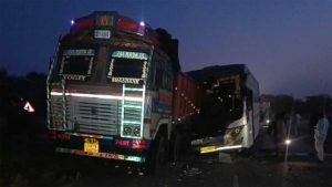 छत्तीसगढ़ में दर्दनाक सड़क हादसा: ट्रक से भिड़ी बस, पांच लोगों की मौत, 14 घायल छत्तीसगढ़ में दर्दनाक सड़क हादसा: ट्रक से भिड़ी बस, पांच लोगों की मौत, 14 घायल