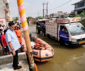 बाढ़ प्रभावितों को राहत पहुंचाने के लिए युद्ध स्तर पर कार्य कर रही योगी सरकार, नगर विकास मंत्री ने फैजुल्लागंज-दाउदनगर में किया निरीक्षण बाढ़ प्रभावितों को राहत पहुंचाने के लिए युद्ध स्तर पर कार्य कर रही योगी सरकार, नगर विकास मंत्री ने फैजुल्लागंज-दाउदनगर में किया निरीक्षण