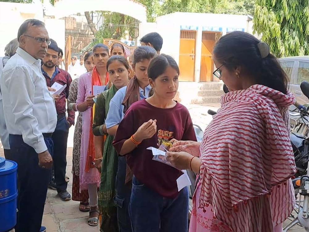 SET परीक्षा में कलावा काटने को लेकर हंगामा, Bilaspur में पुलिस ने संभाला मोर्चा SET परीक्षा में कलावा काटने को लेकर हंगामा, Bilaspur में पुलिस ने संभाला मोर्चा