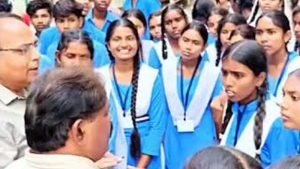 छत्तीसगढ़: बिलासपुर में छात्राओं का प्रदर्शन लाया रंग, प्राचार्य और दो व्याख्याताओं पर गिरी गाज